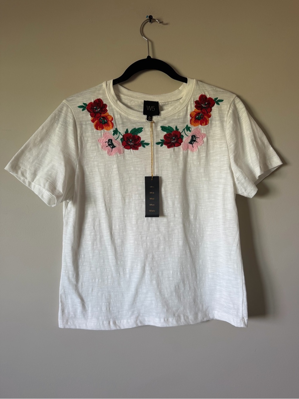 W5 White Embroidered Floral Crewneck Tee Size M NWT